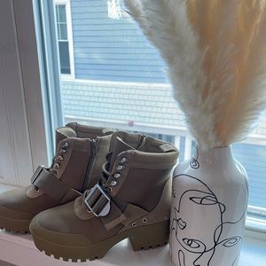Steve Madden never worn boots